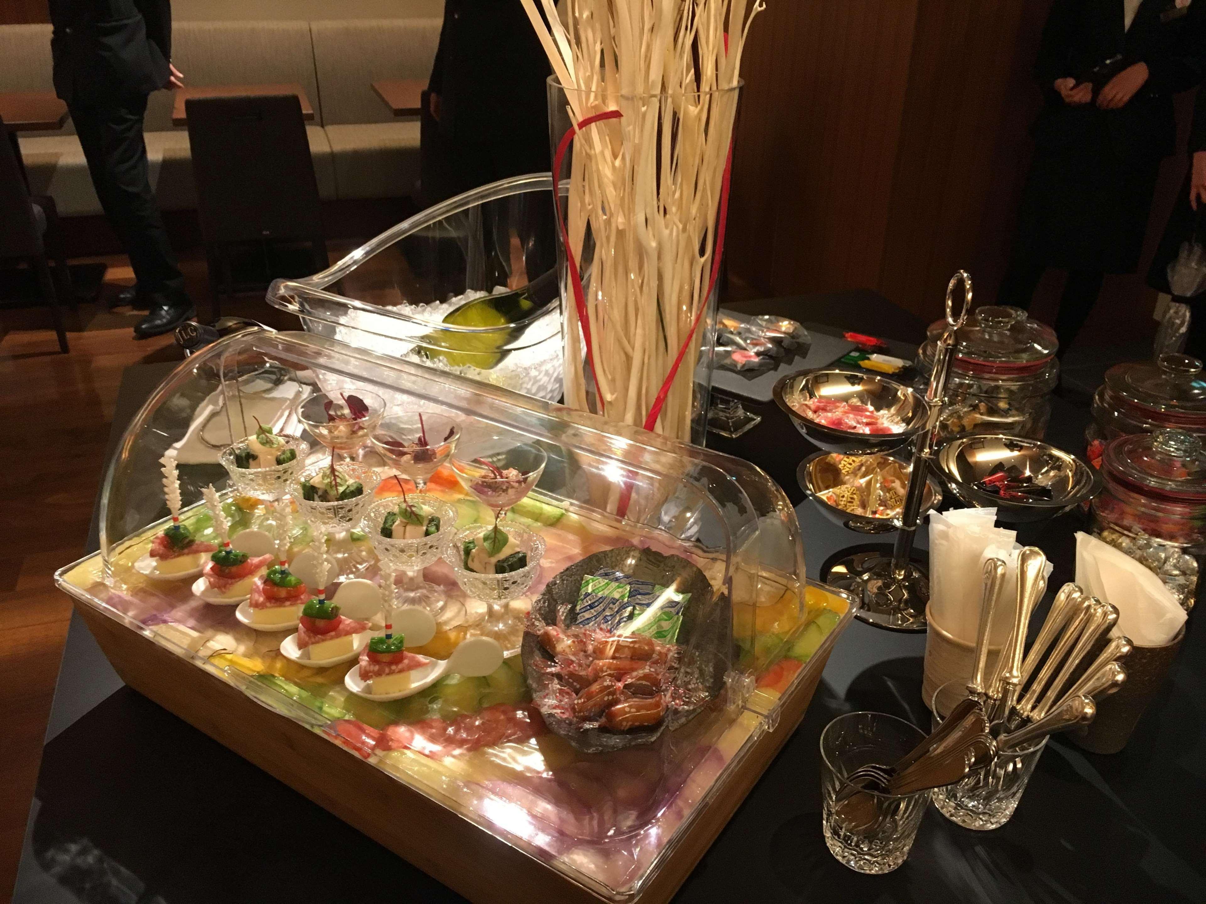 Kyoto Tokyu Hotel Esterno foto A display of food at a party