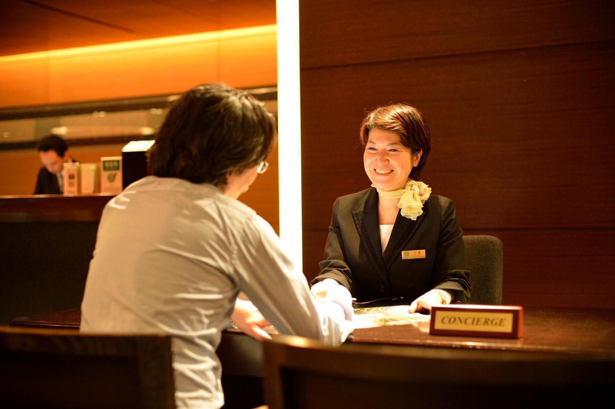 Kyoto Tokyu Hotel Esterno foto A concierge at work