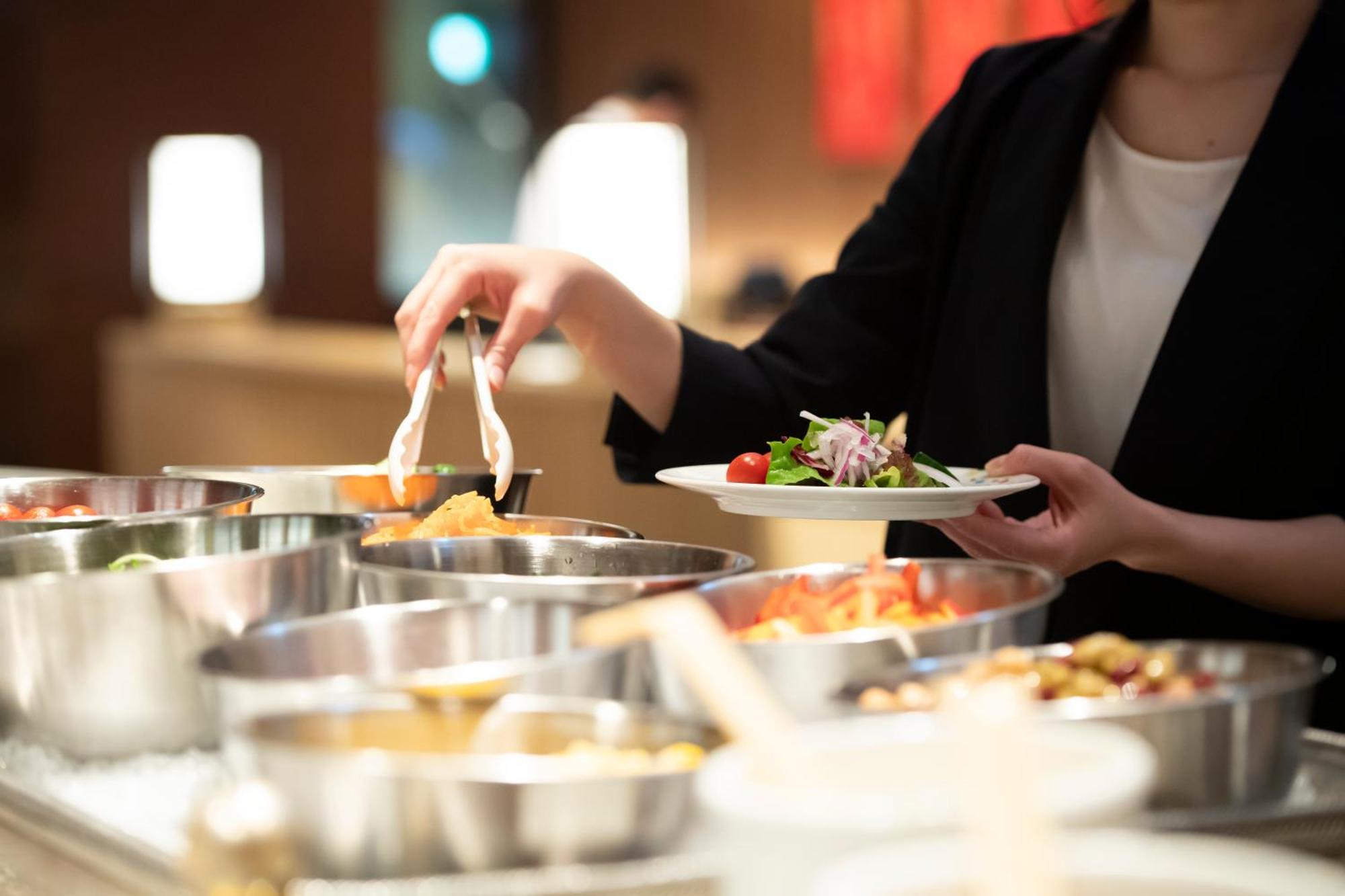 Kyoto Tokyu Hotel Esterno foto A woman using a buffet